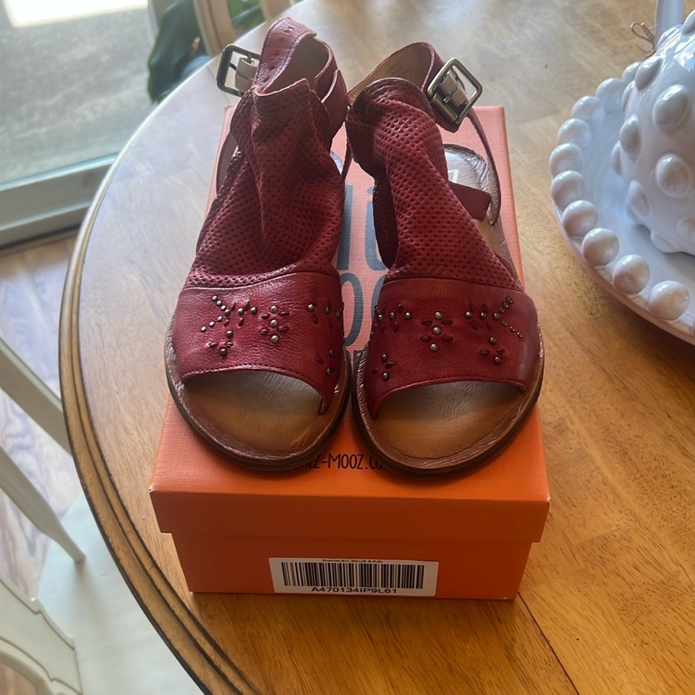 Miz Mooz New York City scarlet size 36